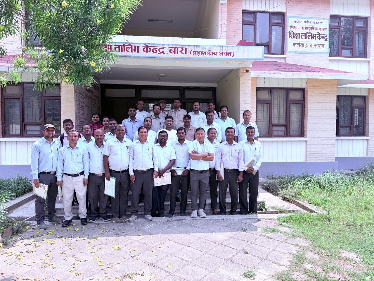 पहिलो चरण पूरा गरेका आधारभूत तह (कक्षा ६-८) को नेपाली विषय शिक्षकका लागि दोस्रो चरणको टिपिडी तालिमका सहभागीहरुको सामुहिक फोटो